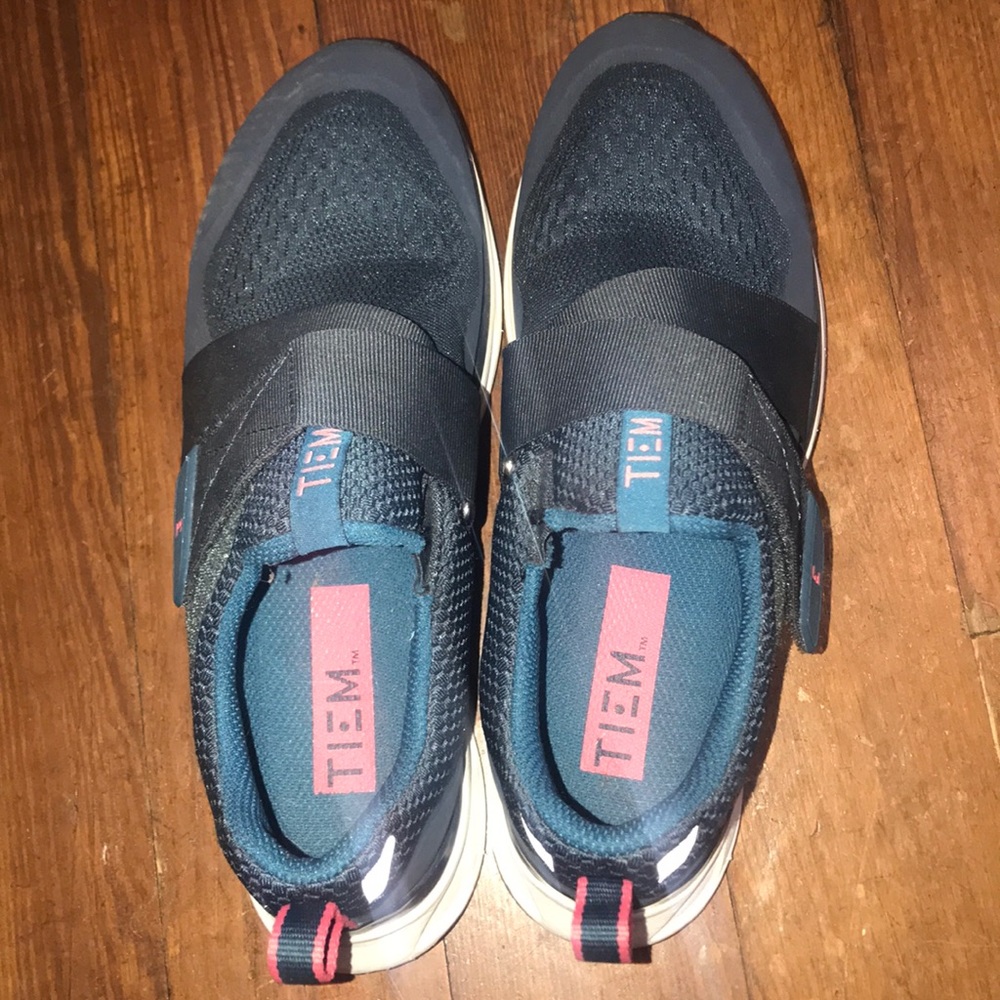 Tiem cycling shoes!! Teal and pink